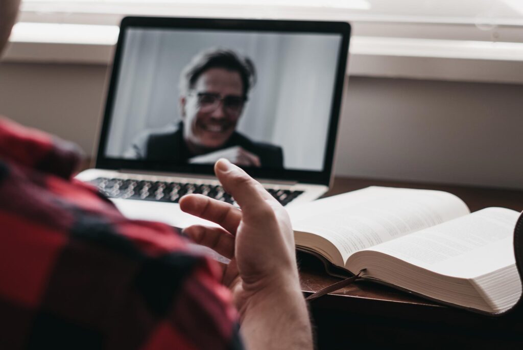 A person meeting with another person in an online meeting